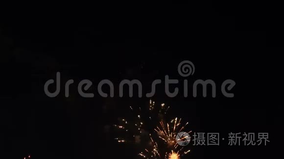 喜庆的彩色烟花在黑暗的背景视频
