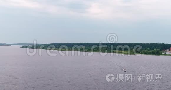 弯曲伏尔加河从空中四翼飞机飞越森林。