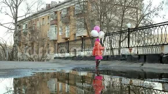 雨后小女孩在水坑上跳