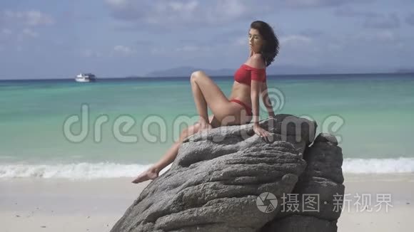 天堂海滩上美丽的女孩