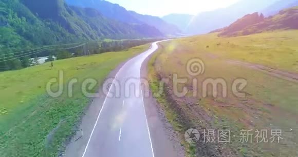 飞越山地沥青公路公路和草地视频