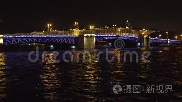 夜晚在河上照明的桥梁视频