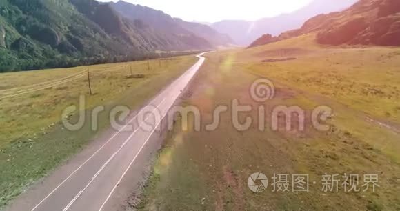 飞越山地沥青公路公路和草地