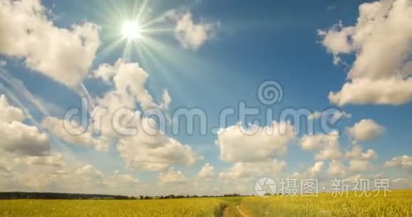 云层在美丽的风景上的时间流逝