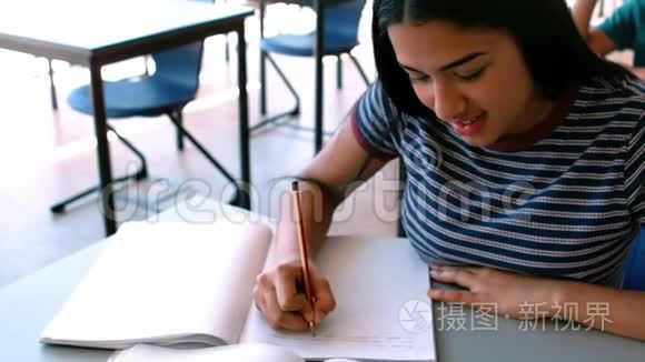 在教室里学习的女学生