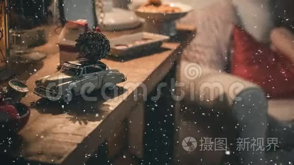 带圣诞装饰和降雪的客厅视频