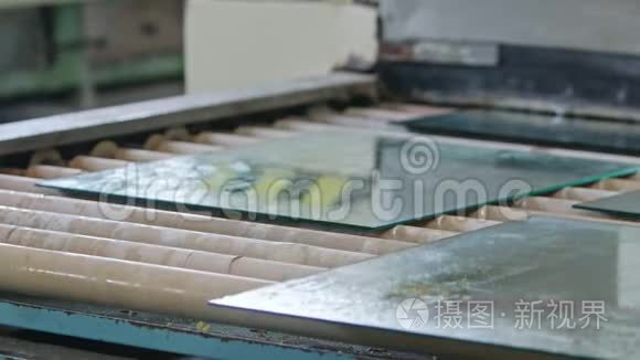 切割玻璃的工厂里的工业机器视频