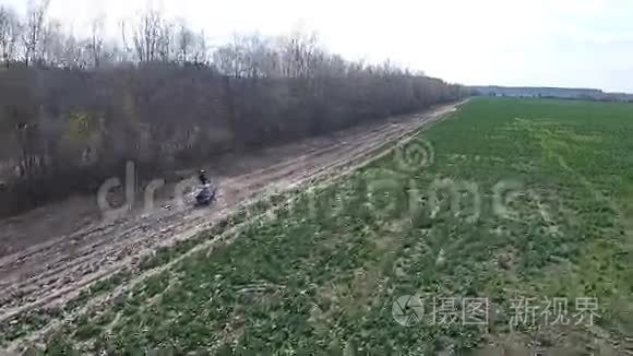 一个女孩骑摩托车在乡间小路上视频