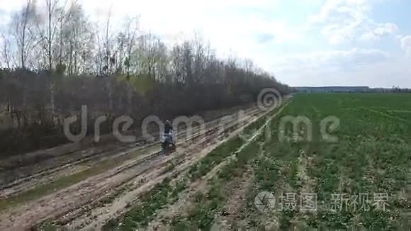 一个女孩骑摩托车在乡间小路上视频