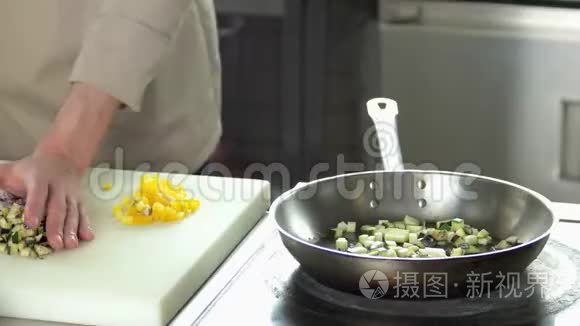 厨师煮蔬菜的手。