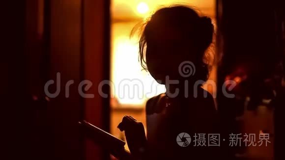 少女上网看游戏智能手机视频