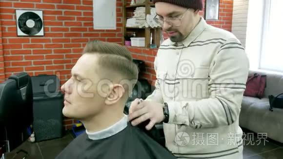 理发师用剪刀剪客户的头发视频