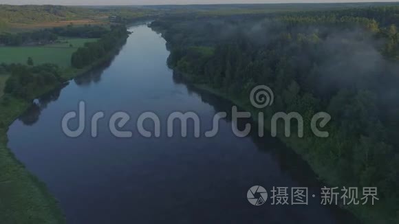 绿色草地河流的空中地貌