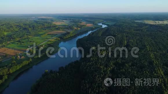 绿色草地河流的空中地貌视频