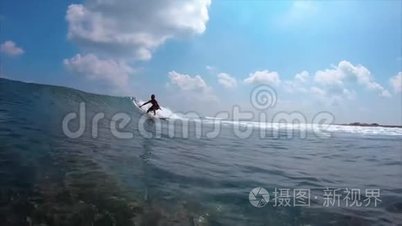 冲浪者乘坐晶莹剔透的海浪视频