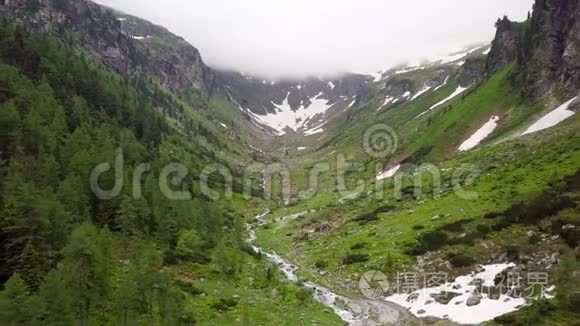 高山山脉山涧的鸟瞰图视频