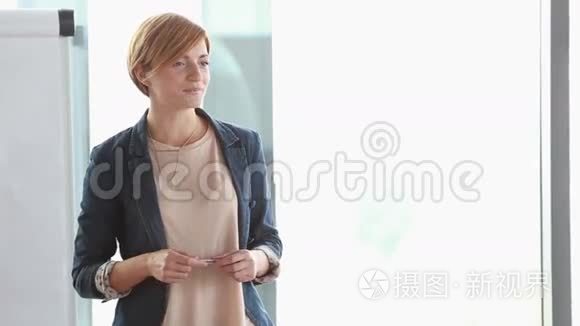 微笑的女商人做演讲视频