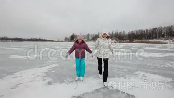 家人在冰湖上滑冰视频