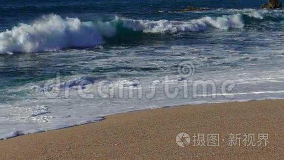 海浪在海滩上翻滚视频