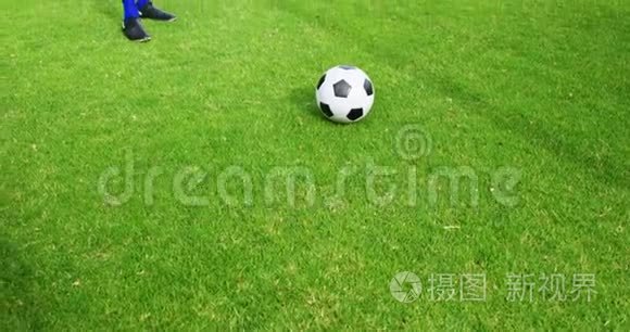 足球运动员在球场上踢球视频