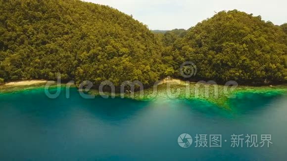 鸟瞰热带泻湖，大海，沙滩.. 布卡斯格兰德岛，索霍顿湾。 菲律宾。