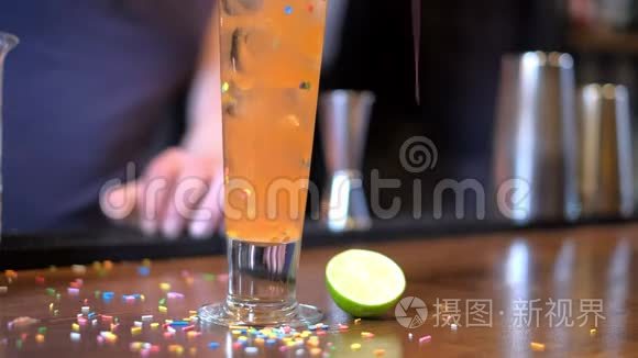 专家酒吧老板在酒吧做鸡尾酒视频