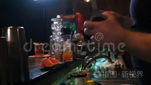 专家酒吧老板在酒吧做鸡尾酒视频