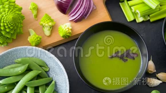 在碗里盛上蔬菜绿奶油汤视频