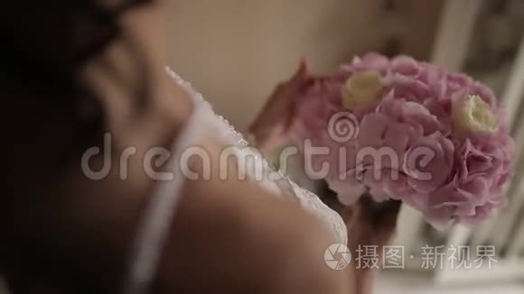 新娘在婚礼上捧着花束