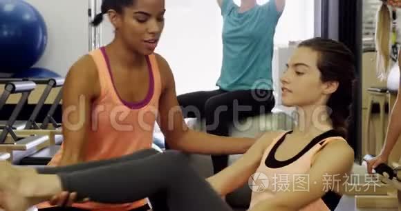 美丽的女人在健身工作室锻炼