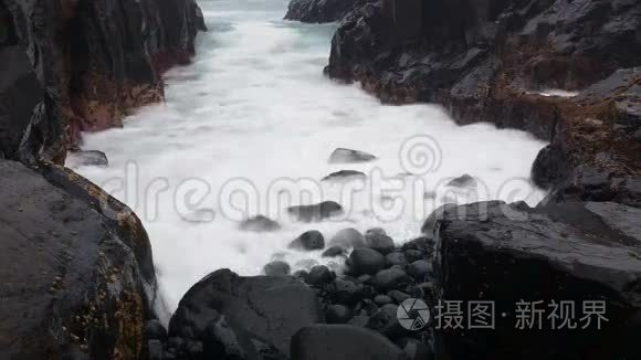 波浪在岩石上梦幻的海景