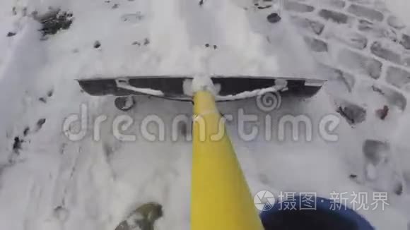 冬雨过后用铲子铲雪视频