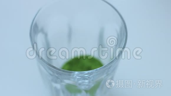 混合种族酒吧的抹茶准备