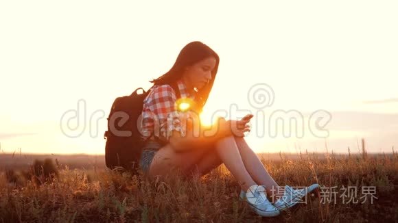 希普斯特徒步旅行者剪影女孩旅行者休息慢动作视频与背包。 学生女孩娱乐生活方式