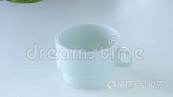 混合种族酒吧的抹茶准备