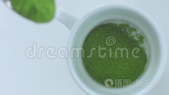 混合种族酒吧的抹茶准备