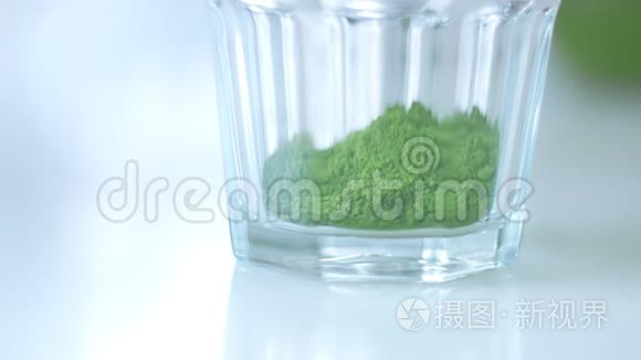 混合种族酒吧的抹茶准备