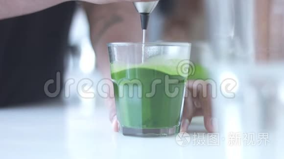 混合种族酒吧的抹茶准备视频