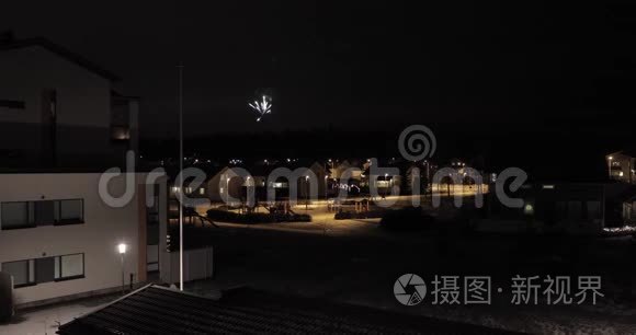 夜空中的烟火笼罩着房子视频