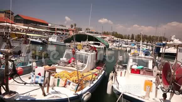 码头附近的渔船、停泊船只、停泊渔船、游乐船和停泊港内的渔船