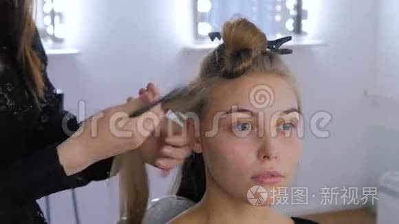 为年轻美女做发型的专业理发师视频