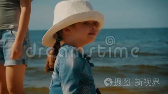 夏天在海滩上玩耍的小女孩视频