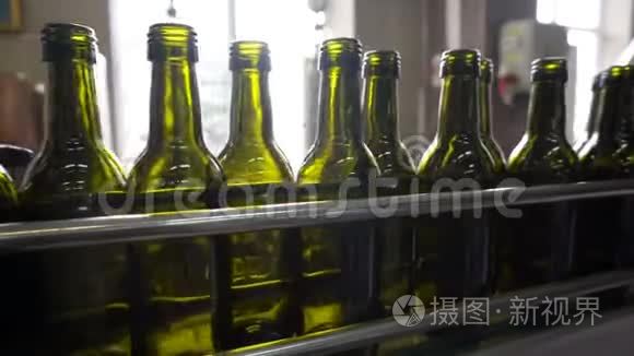 葡萄酒厂瓶装和密封输送线视频