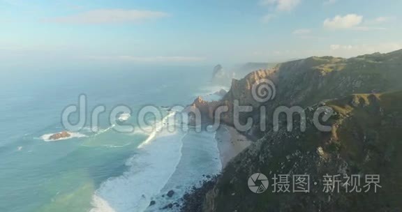 史诗悬崖和海浪景观视频