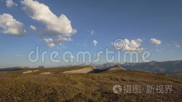 高加索山脉的夏天。 云在山峰上的形成和运动。