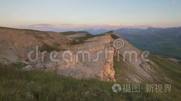 高加索山脉的夏天。 云在山峰上的形成和运动。