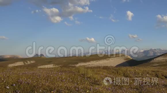 高加索山脉的夏天。 云在山峰上的形成和运动。