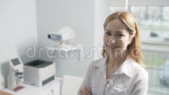 女医生对着镜头微笑的画像视频