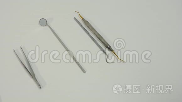 牙科器具在牙科柜中。 关闭医疗器械