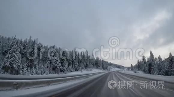 冬季驾车穿越美国乡村